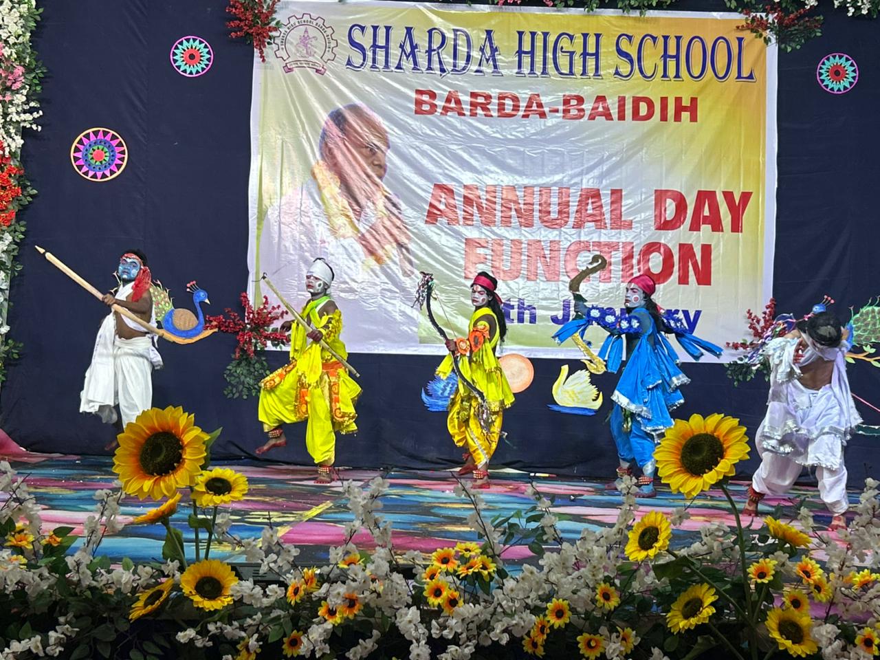 चक्रधरपुरः रंगारंग सांस्कृतिक कार्यक्रम के साथ मना शारदा हाई स्कूल का वार्षिकोत्सव