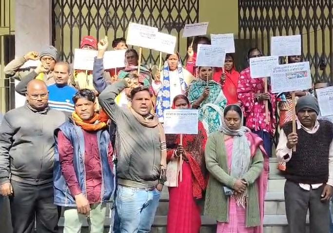 धनबादः जिप उपाध्यक्ष ने अभियंता कार्यालय में जड़ा ताला, योजनाओं में भ्रष्टाचार का आरोप