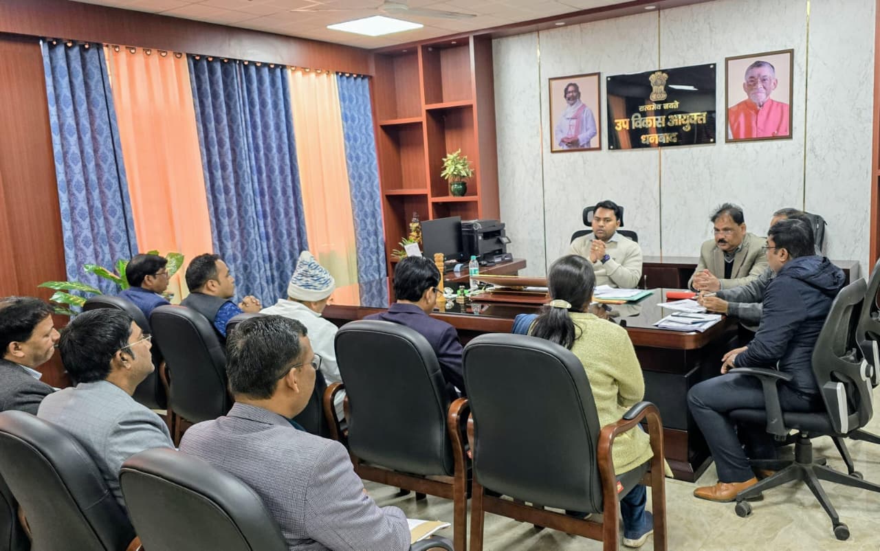 धनबादः डीडीसी ने की मनरेगा व आवास योजनाओं की समीक्षा, 10 दिनों में प्रगति लाने का निर्देश