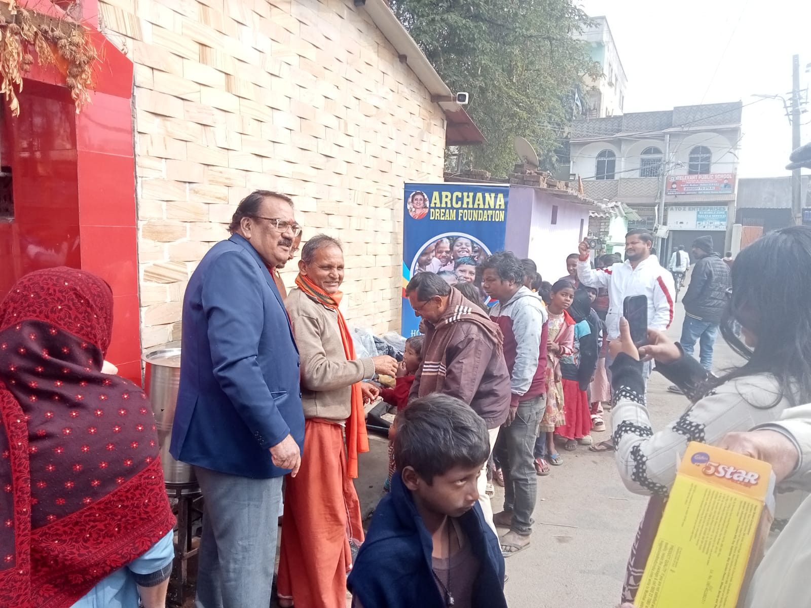 रांचीः अर्चना ड्रीम फाउंडेशन ने मणिटोला में 50 गरीब बच्चों को बांटा स्वेटर