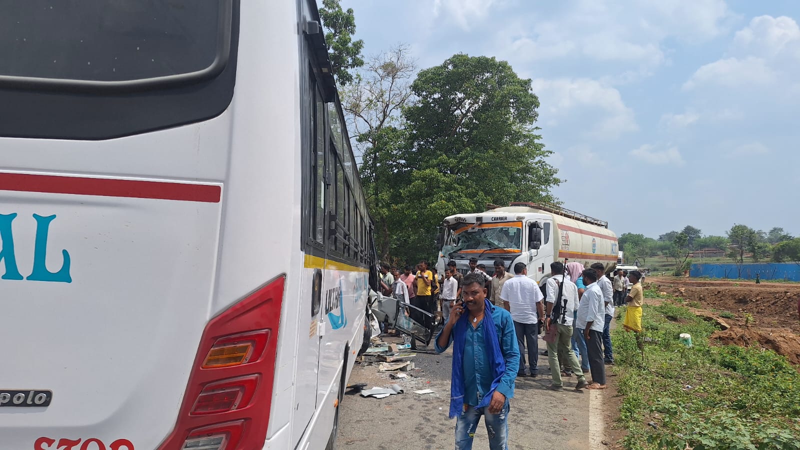 लातेहारः बस-टैंकर की टक्क्र में चालक समेत आधा दर्जन यात्री घायल