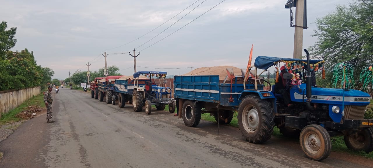 चाईबासाः एसडीओ ने चक्रधरपुर में अवैध बालू लदे 4 ट्रैक्टर किए जब्त