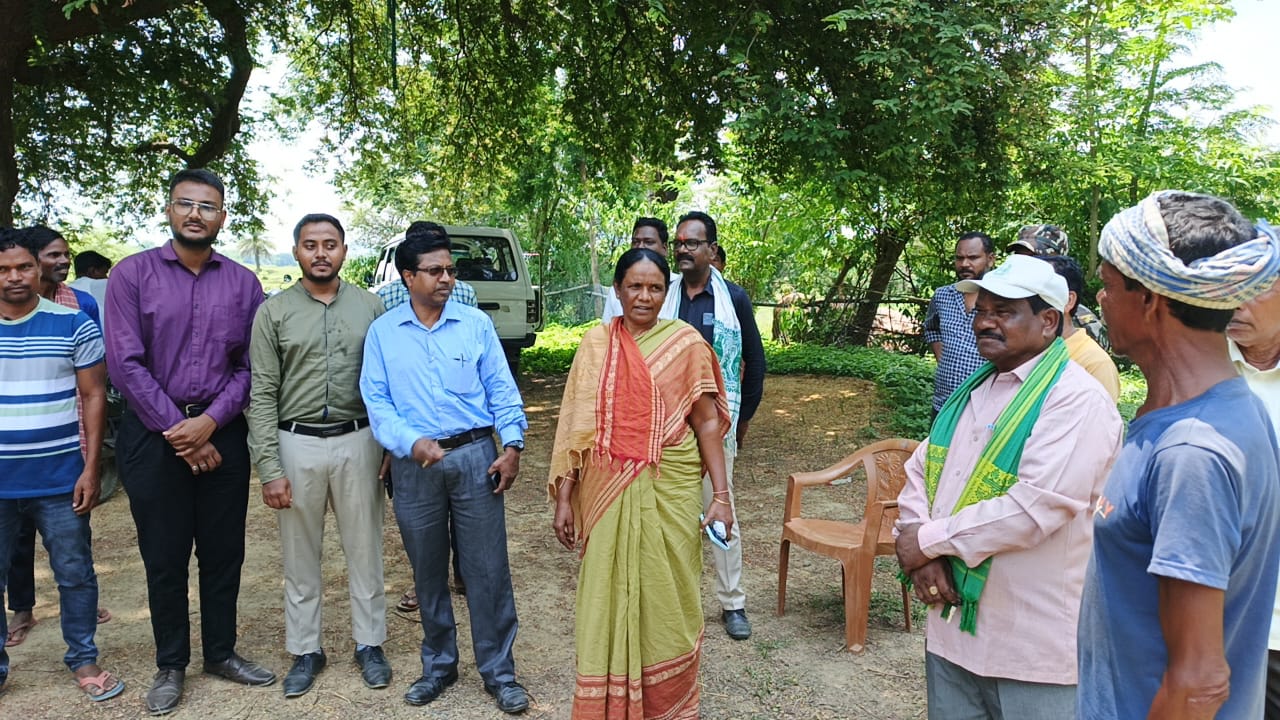 चाईबासाः सांसद ने पोटका में पीएचईडी व ग्रामीणों के बीच विवाद सुलझाया