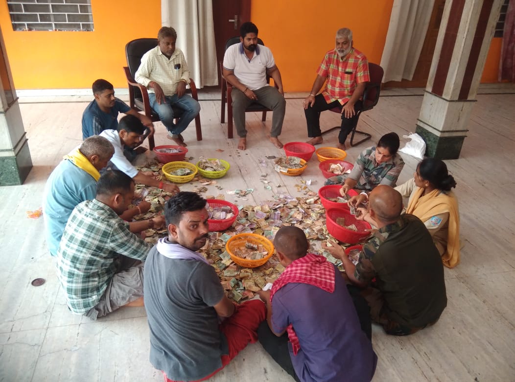 देवघरः बाबा मंदिर के दानपात्र में मिले 17.89 लाख रुपए