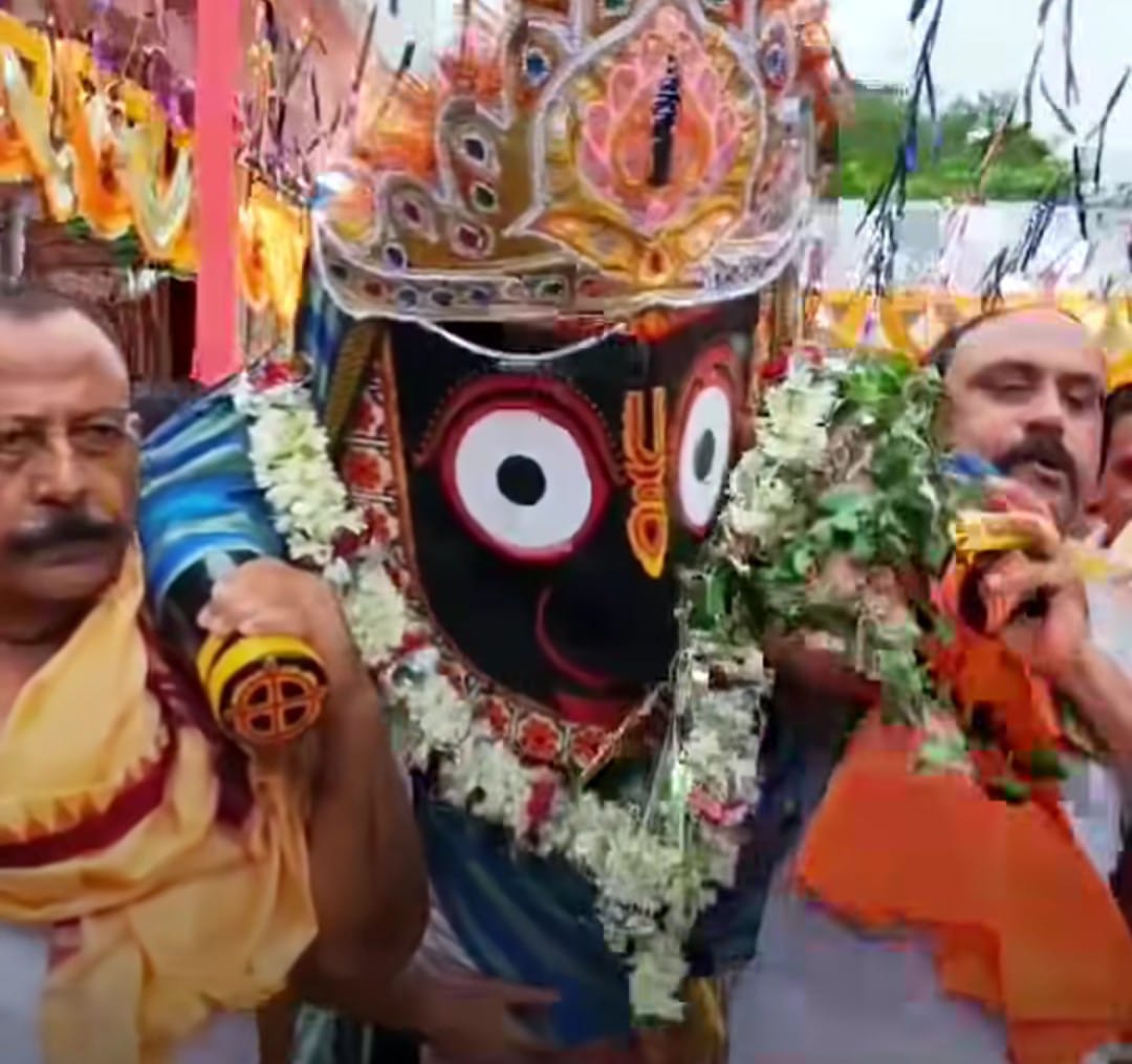 चाईबासा व चक्रधरपुर में रिमझिम बारिश के बीच निकली बाहुरा रथयात्रा