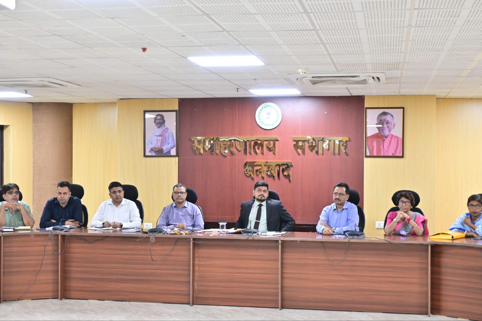 धनबादः सरकारी संपत्तियों की सुरक्षा को डीसी ने बाउंड्री निर्माण का दिया निर्देश