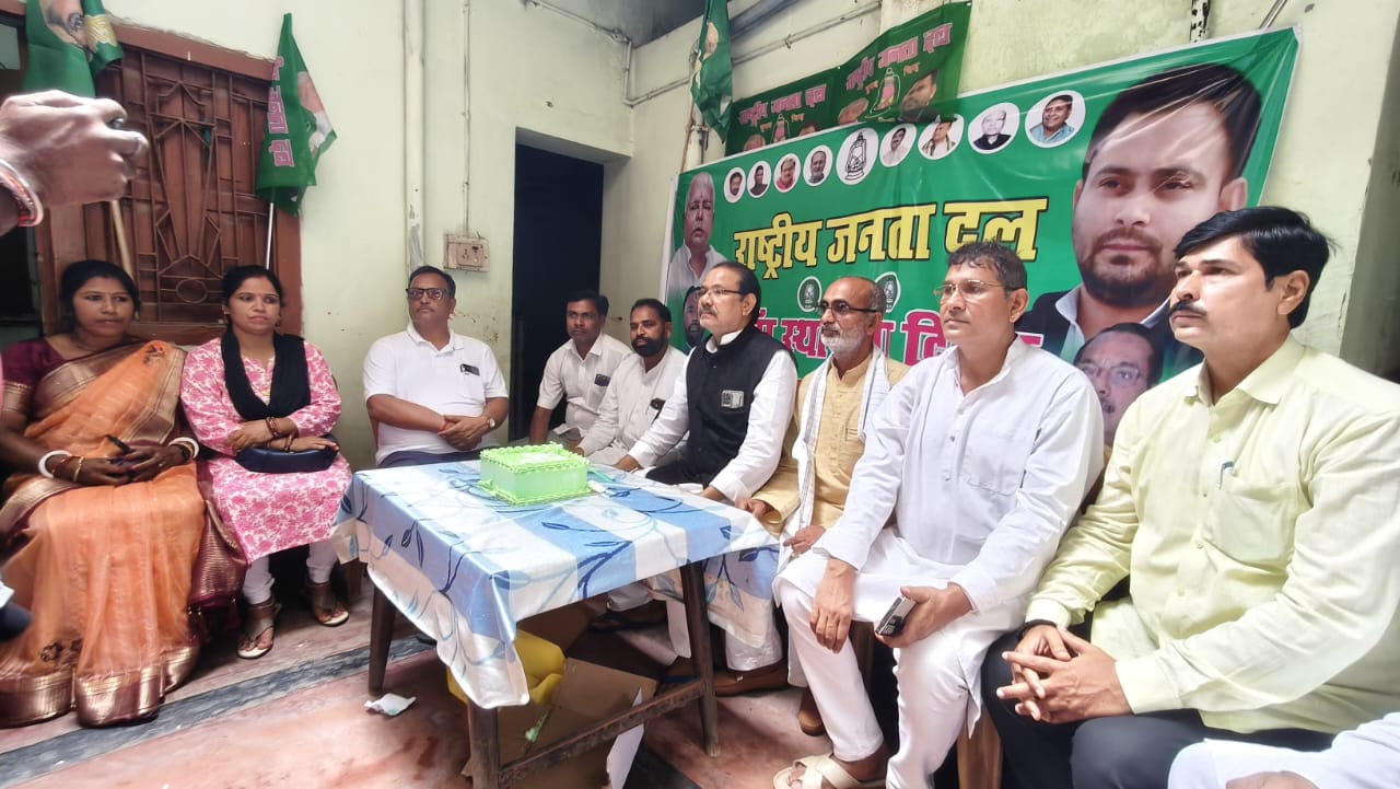 देवघर में मना राजद का स्थापना दिवस, कार्यकर्ताओं ने काटा केक