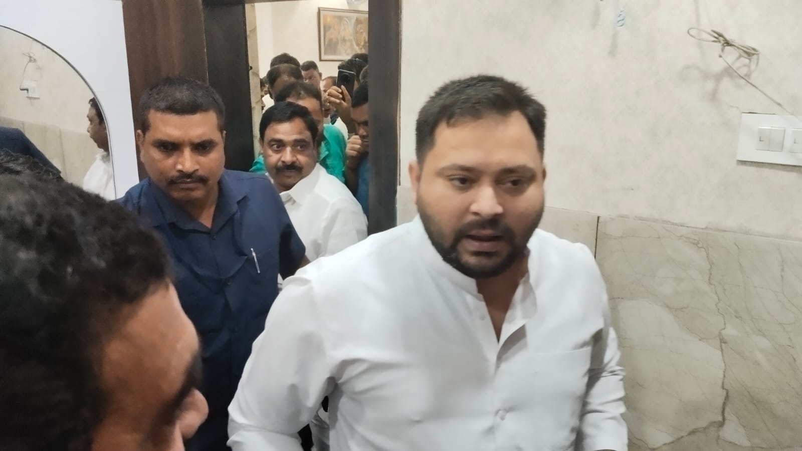 रामगढ़ः नेमरा जाते समय रजरप्पा में रुके तेजस्वी यादव, कार्यकर्ताओं ने किया स्वागत