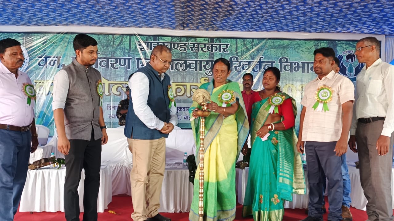 चाईबासाः पर्यावरण संरक्षण को आवासीय परिसर में औषधीय व फलदार पौधे लगाएं- जोबा माझी