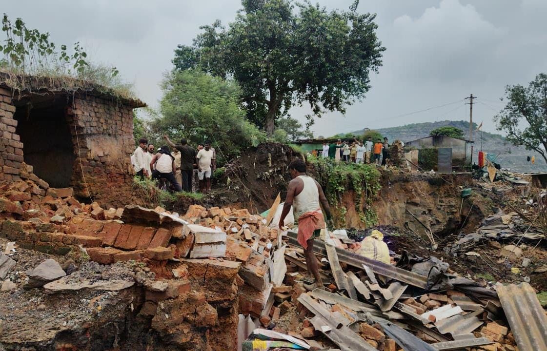 धनबादः रामकनाली में भू-धंसान, आधा दर्जन घर धंसे, कई लोगों के दबने की आशंका