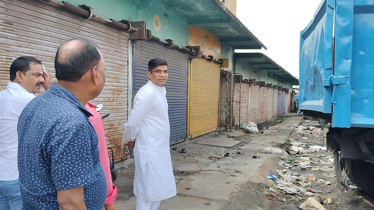 लातेहारः डीडीसी ने किया बस पड़ाव व सीएचसी का निरीक्षण, गंदगी देख भड़के