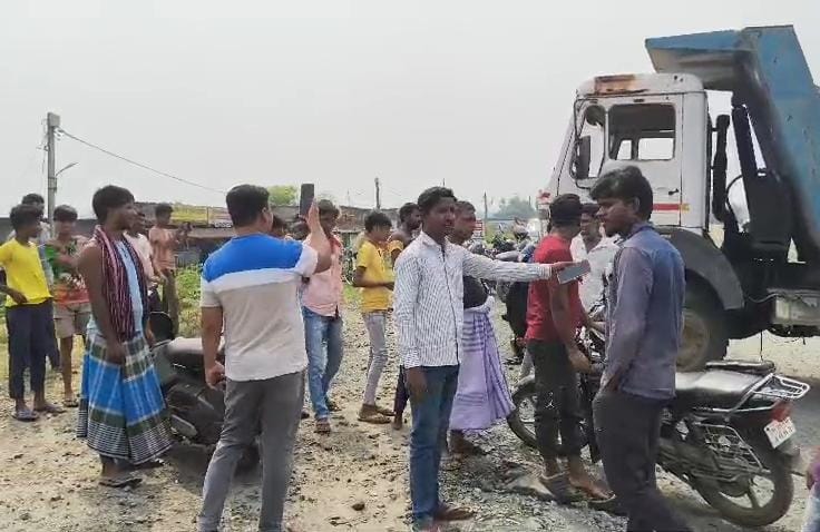 धनबादः गोविंदपुर में हाइवा की चपेट में आ बाइक सवार युवक घायल