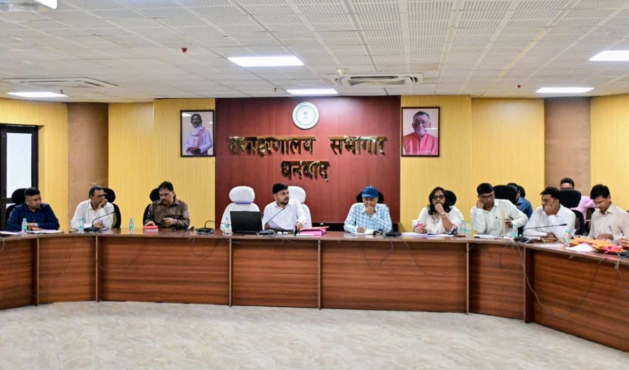 सरकारी जमीन का अतिक्रमण करने वालों पर दर्ज करें केसः धनबाद डीसी