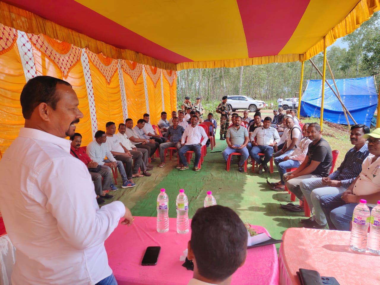 चाईबासाः  मंत्री दीपक बिरुवा ने हाटगम्हरिया में सड़क का किया शिलान्यास