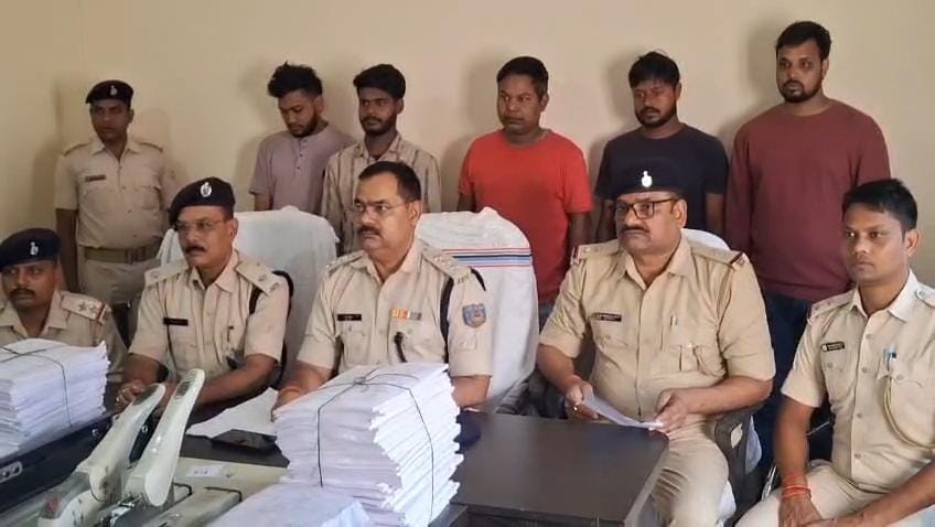धनबादः गोविंदपुर में लॉटरी गिरोह का भंडाफोड़, 5 गिरफ्तार