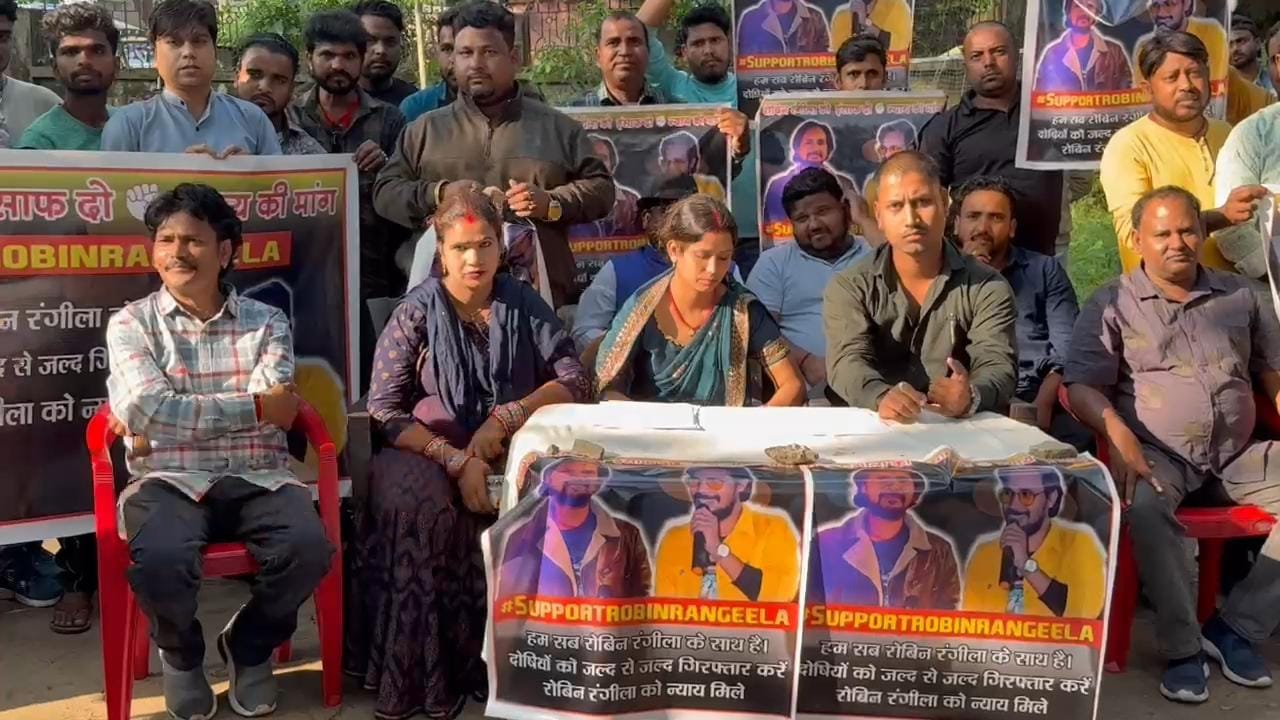 धनबादः शादी समारोह में कलाकार की पिटाई से फूटा आक्रोश, दूल्हा पक्ष पर कार्रवाई की मांग