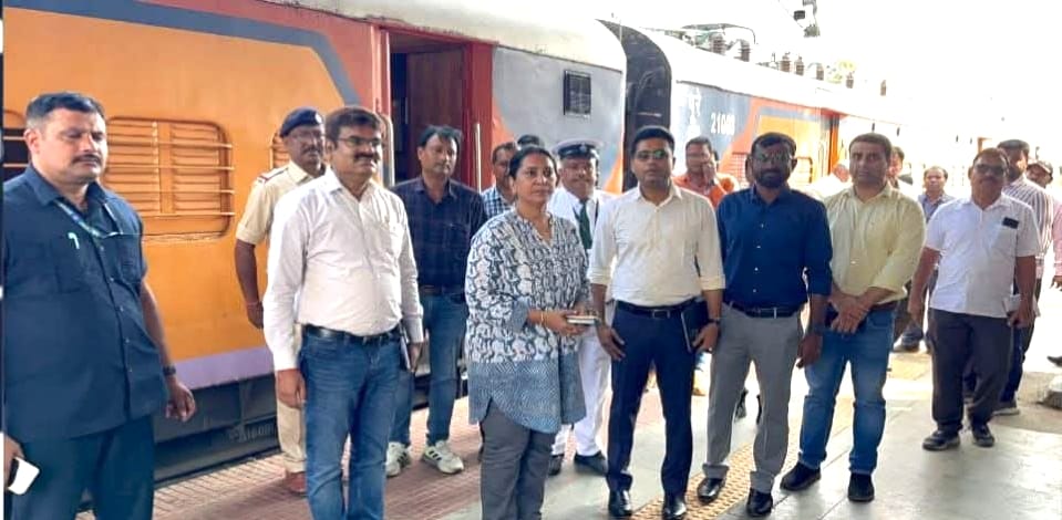 आसनसोल की DRM ने गिरिडीह रेलवे स्टेशन का किया निरीक्षण, यात्री सुविधाएं बढ़ाने के निर्देश