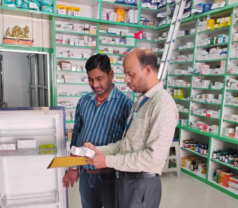 लातेहारः FSO ने दवा दुकानों का किया निरीक्षण, दी हिदायत