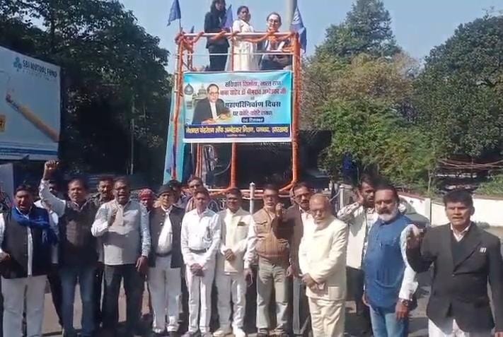 धनबादः डॉ. अंबेडकर को पुण्यतिथि पर दी गई श्रद्धांजलि