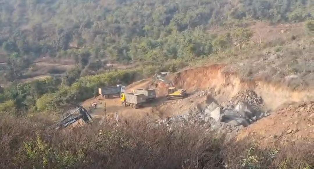 पलामूः रेवरातु माइंस में विस्फोट से स्कूल के पास गिरा पत्थर, दहशत में ग्रामीण