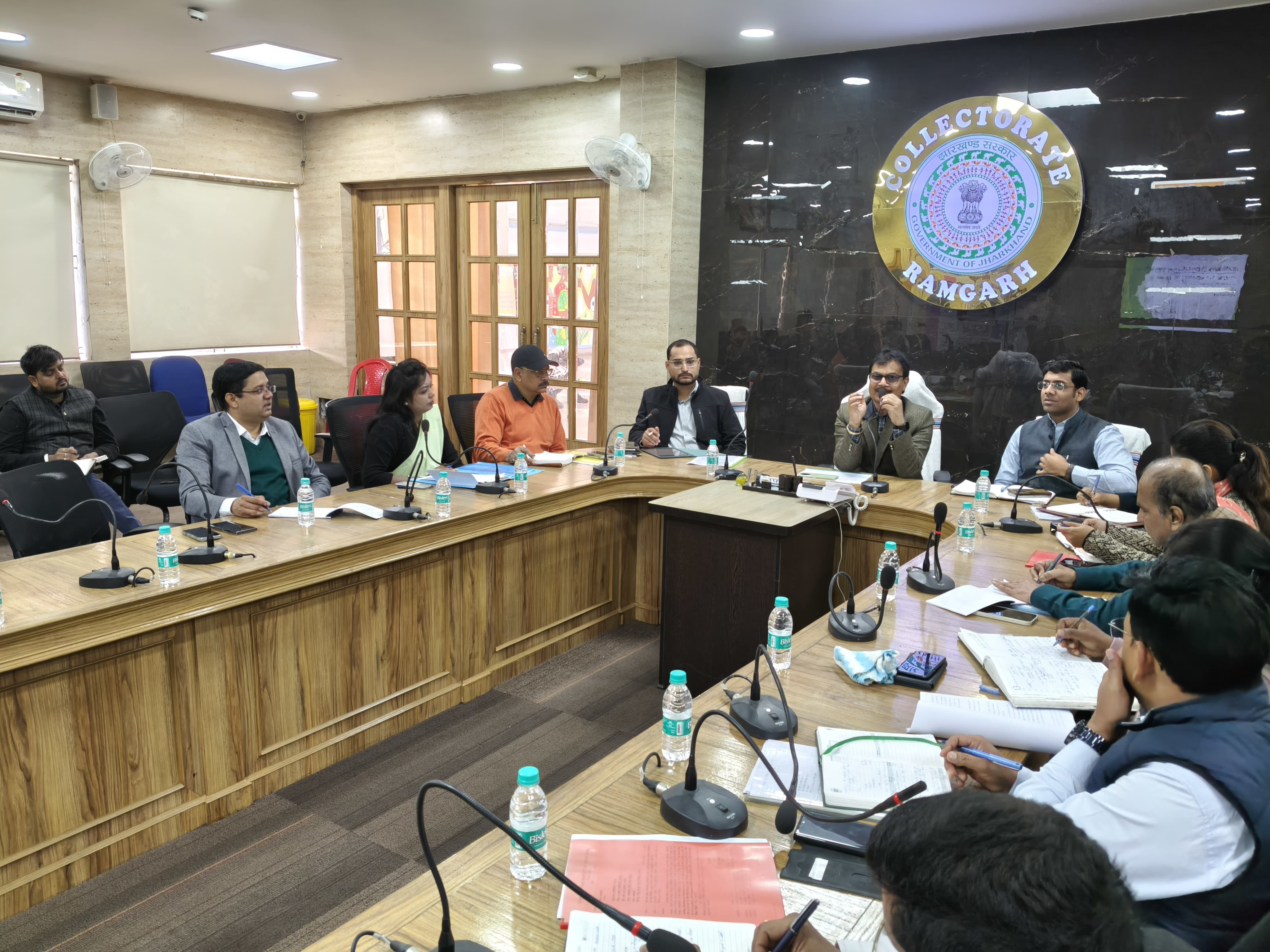 रामगढ़ः आयुक्त ने की भू-राजस्व व वन विभाग के मामलों की समीक्षा