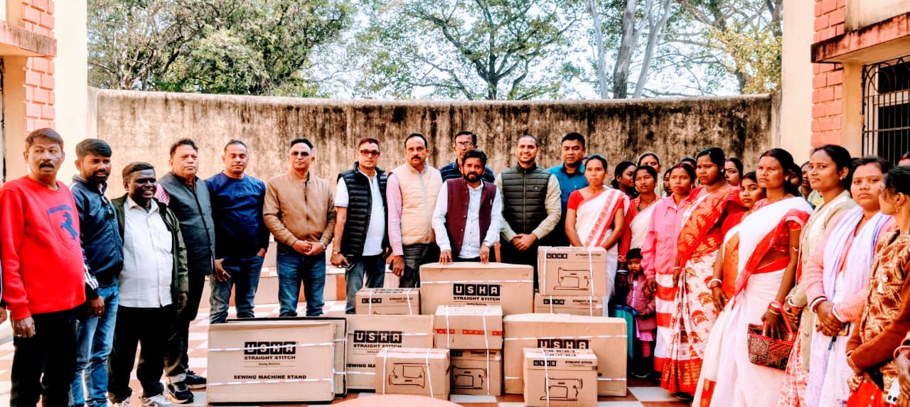बहरागोड़ाः विधायक समीर मोहंती ने 33 सखी मंडल की दीदियों को बांटी सिलाई मशीन
