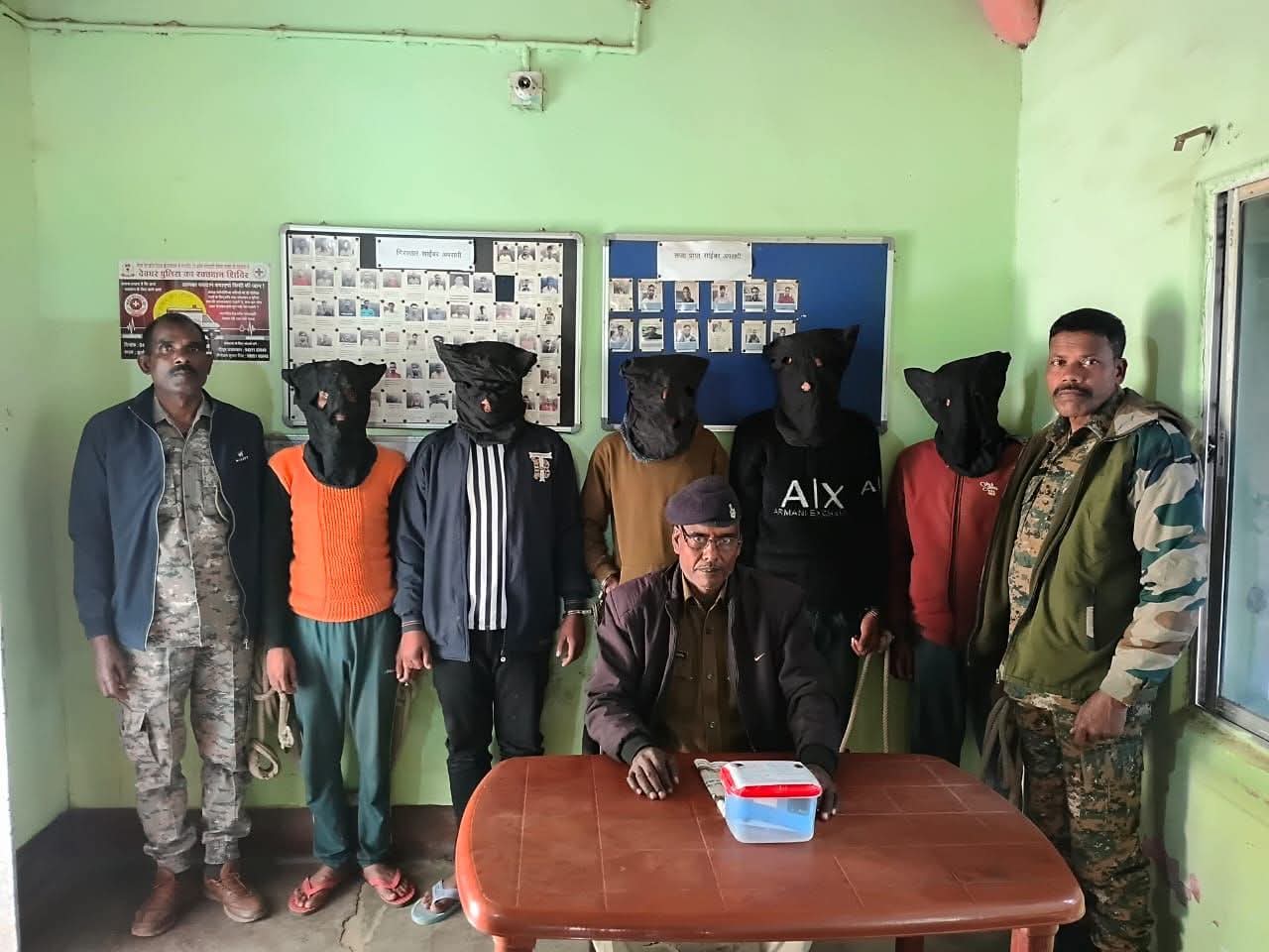 देवघरः जंगल से 5 साइबर अपराधी गिरफ्तार, PM किसान योजना के नाम पर कर रहे थे ठगी