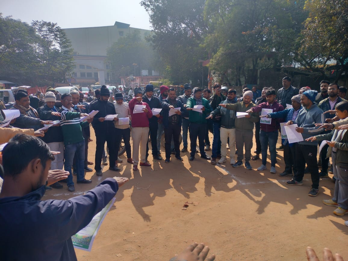 देवघरः सरकारी कार्यालयों में कर्मचारियों को दिलाई गई ट्रैफिक रूल पालन करने की शपथ