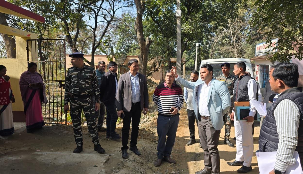 धनबादः डीडीसी ने गोविंदपुर प्रखंड का किया दौरा, आंगनबाड़ी व स्कूलों में निर्माण कार्यों का लिया जायजा