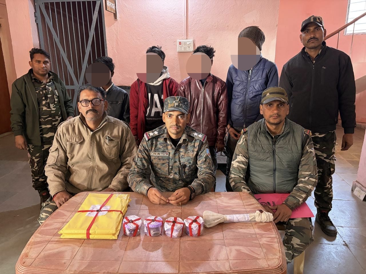 लातेहारः कचहरी परिसर की दुकानों में चोरी मामले में 4 गिरफ्तार, जेल भेजे गए