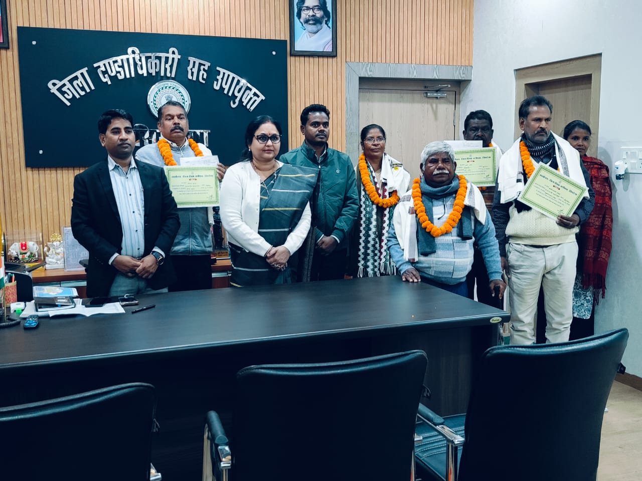 सिमडेगाः सेवानिवृत्त शिक्षकों को विदाई, डीसी ने किया सम्मानित