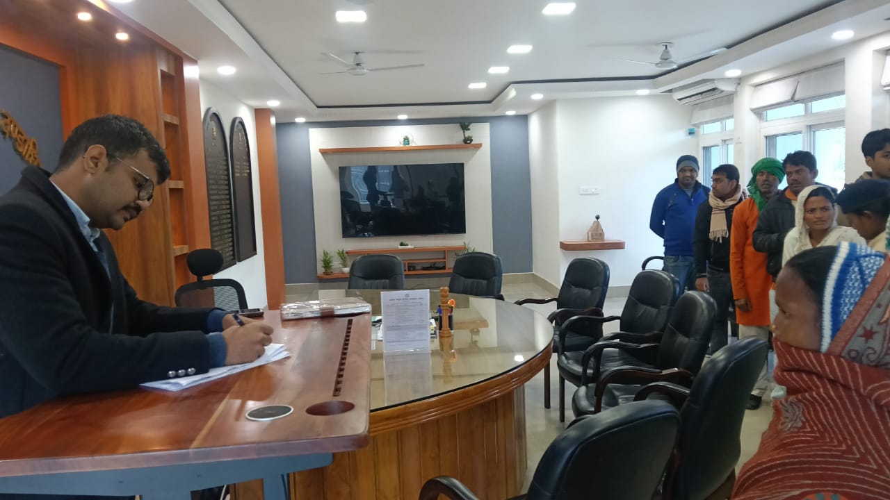 लातेहारः जन शिकायत निवारण में पहुंचे लोग,  डीसी ने सुनीं समस्याएं