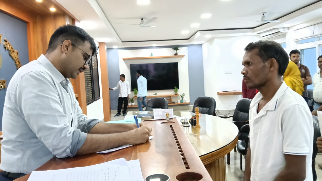 लातेहारः साप्तारहिक जन शिकायत निवारण में DC ने सुनीं लोगों की समस्याएं