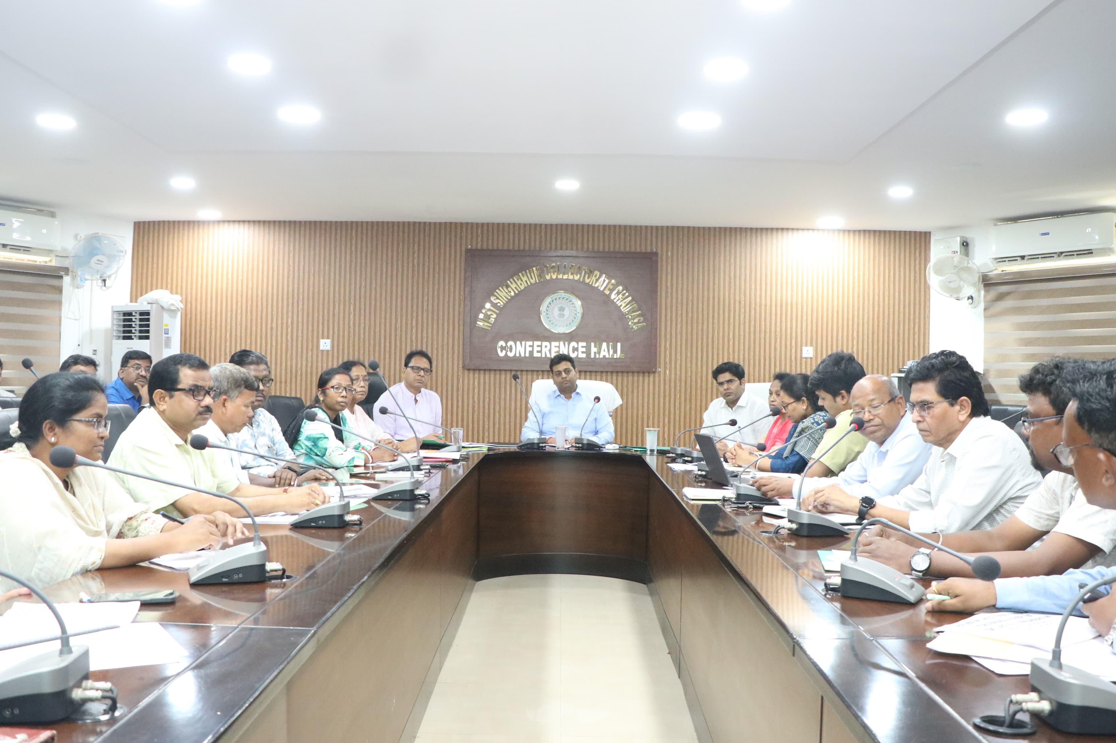 चाईबासाः सभी CHC में 3 महीने में सिजेरियन प्रसव की सुविधा बहाल करें- डीसी