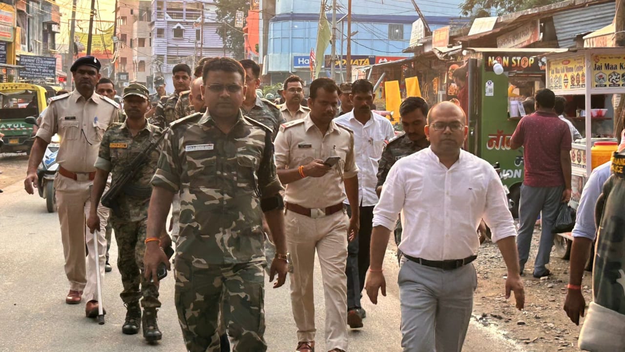 लातेहारः बकरीद को लेकर संवेदनशील इलाकों में पुलिस का फ्लैग मार्च