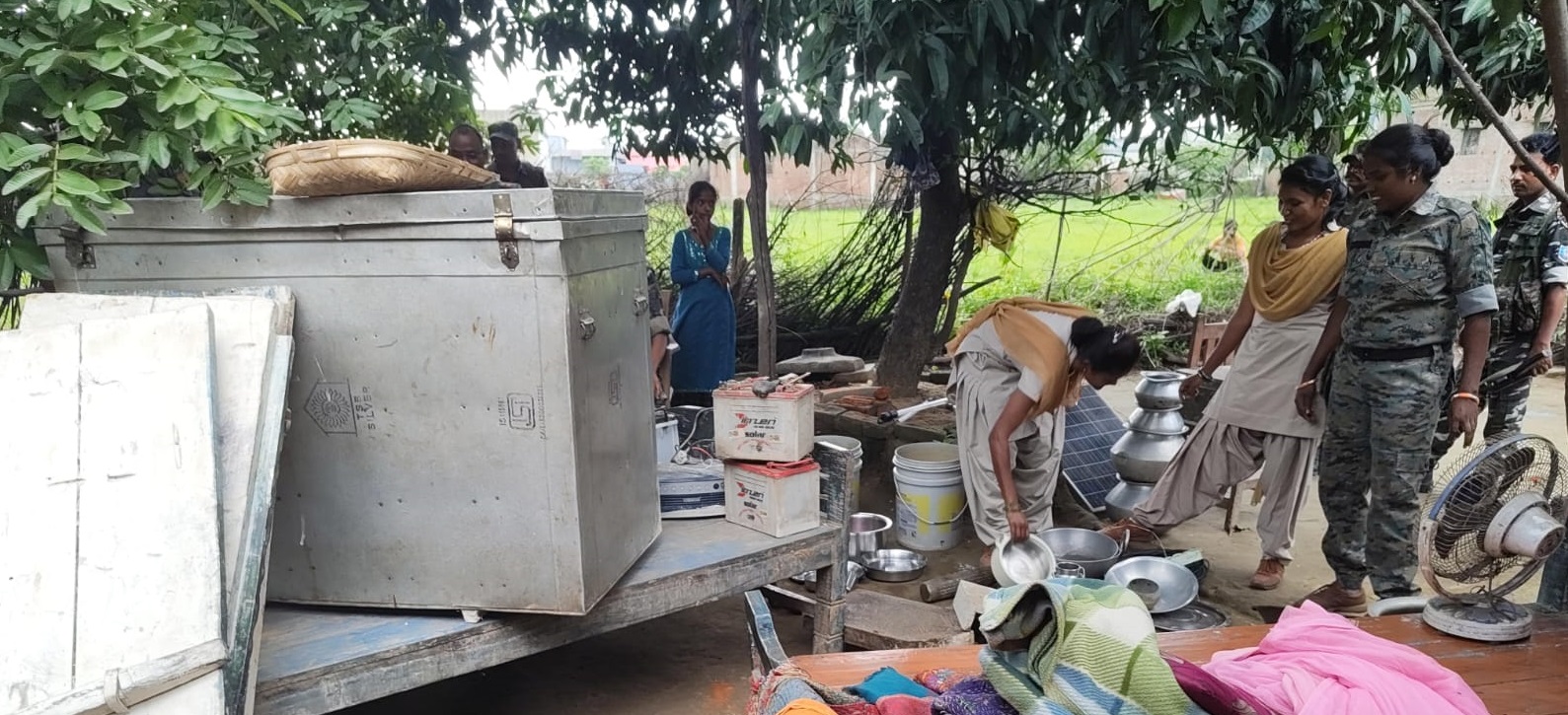 लातेहारः फरार अभियुक्त आदेश गंझू के घर की हुई कुर्की-जब्ती