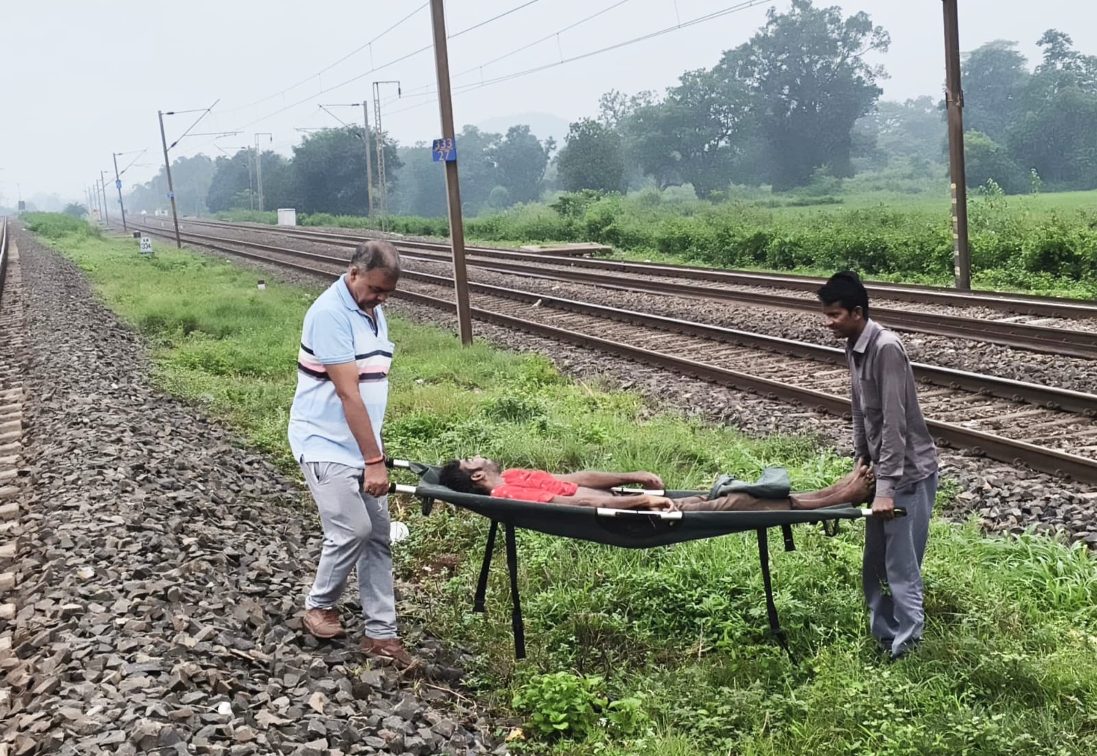चाईबासाः सोनुवा रेल फाटक के पास ट्रेन से गिरकर युवक घायल