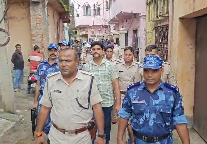 धनबाद में पुलिस का फ्लैग मार्च, अपराधियों के ठिकानों पर सघन तलाशी अभियान