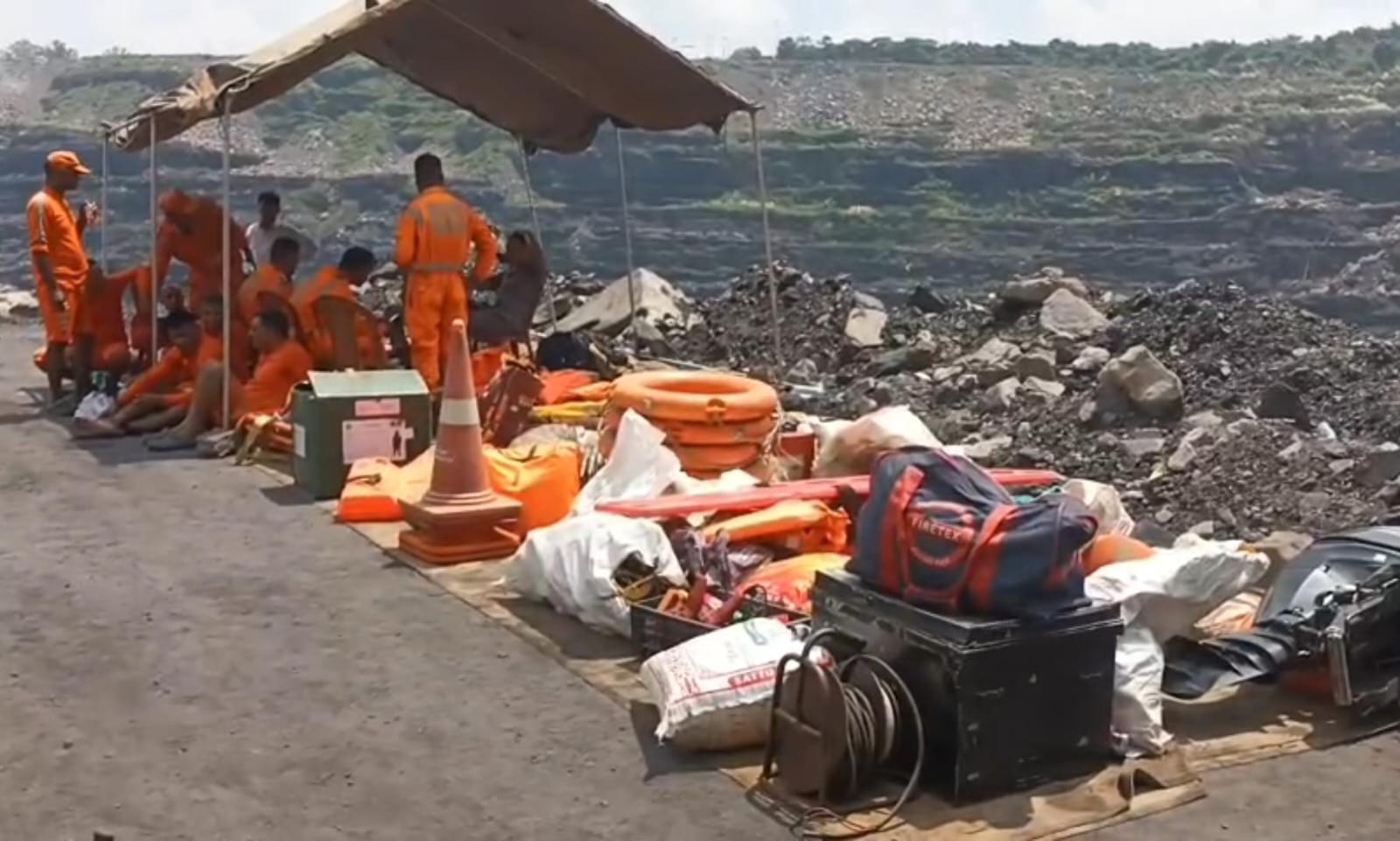 धनबाद खदान हादसे में 6 मजदूरों के शव बरामद, आश्रितों को 20 लाख मुआवजा व नौकरी देने की घोषणा