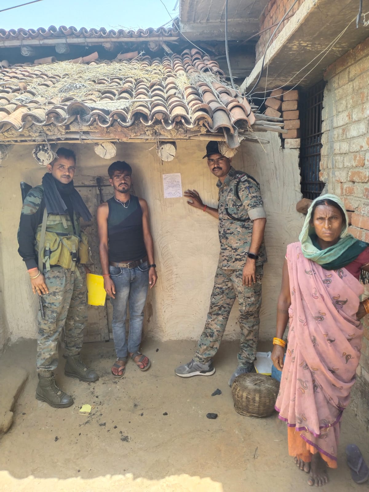 लातेहारः पुलिस ने फरार वारंटी के घर चिकाया इश्तेहार