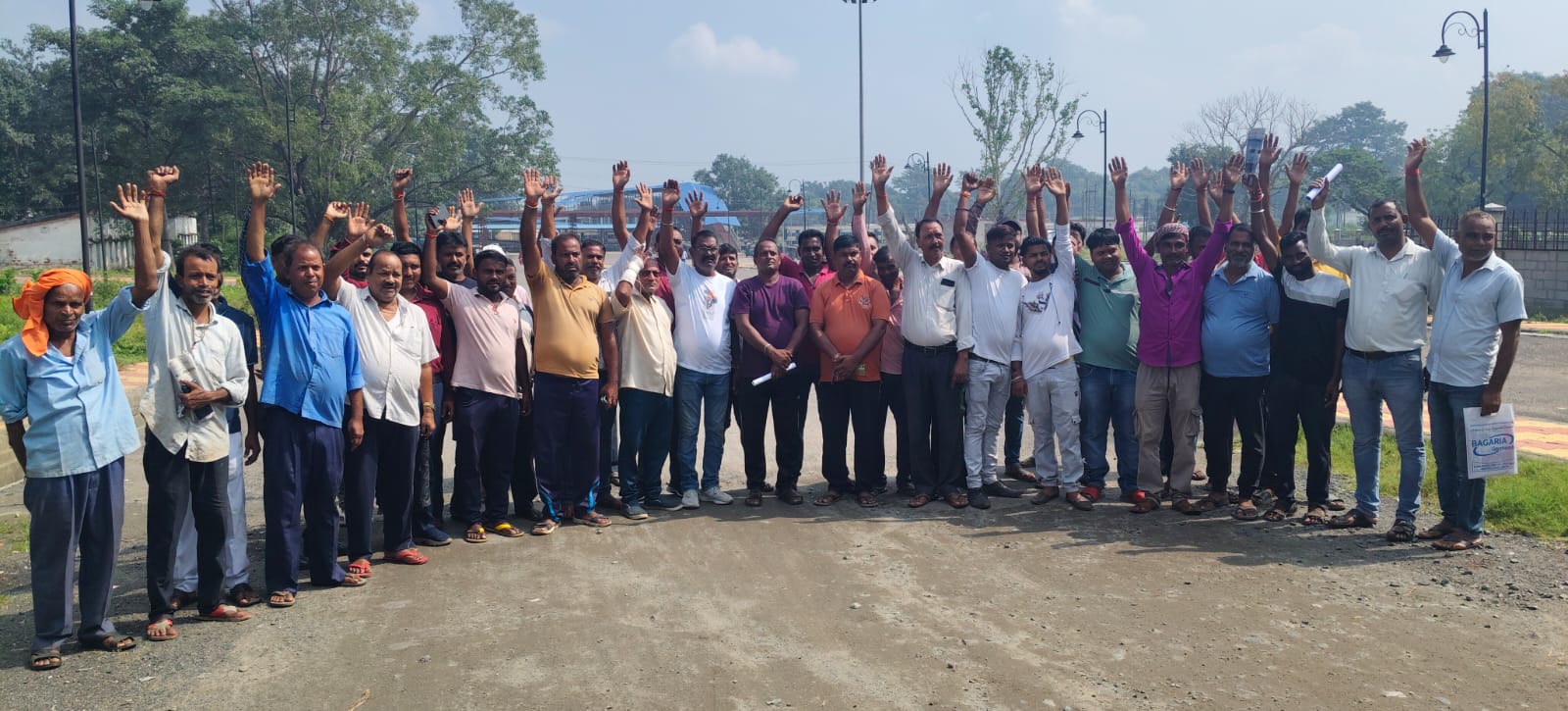 रामगढ़ः रेलवे का नोटिस मिलने से दुकानदारों में हड़कंप, विरोध में बंद रहीं बरकाकाना की सभी दुकानें