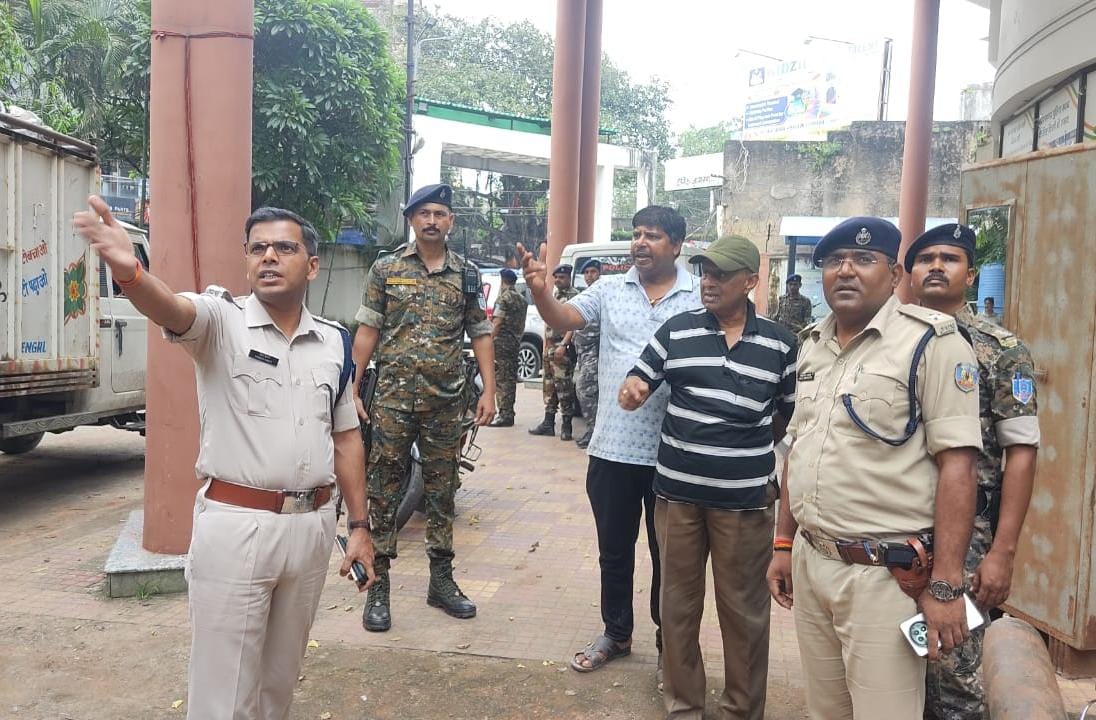 धनबादः SSP का औचक निरीक्षण, थाना व टीओपी की व्यवस्थाएं परखी, त्योहारों को लेकर दिए निर्देश