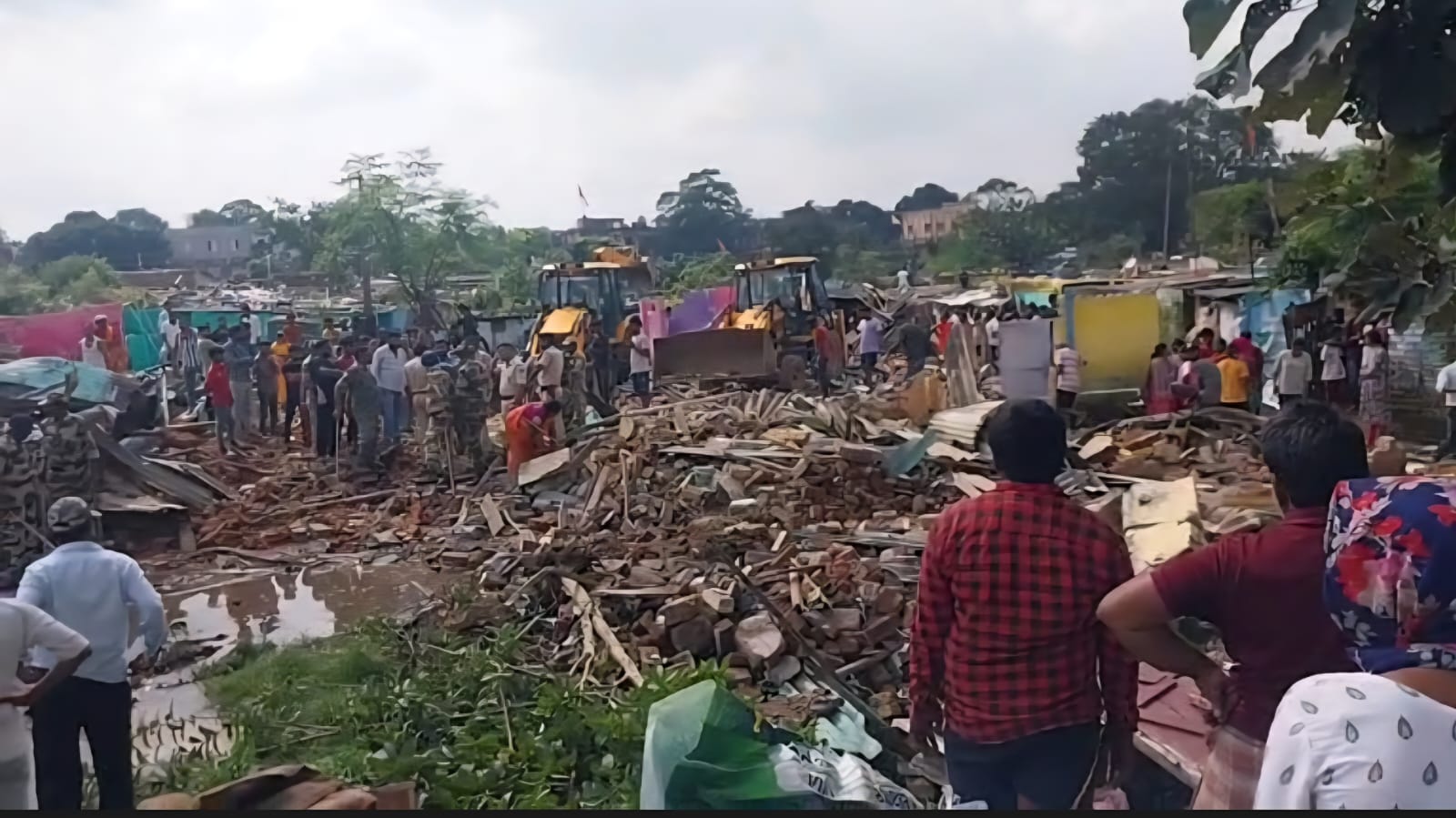रांचीः एचईसी कॉलोनी में चला प्रशासन का बुलडोजर, 50 से 60 अवैध मकान ध्वस्त