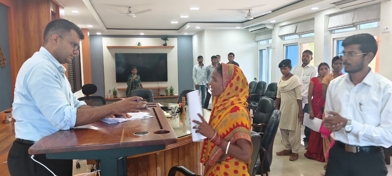 लातेहारः डीसी ने सुनीं लोगों की समस्याएं, अधिकारियों को दिया समाधान का निर्देश