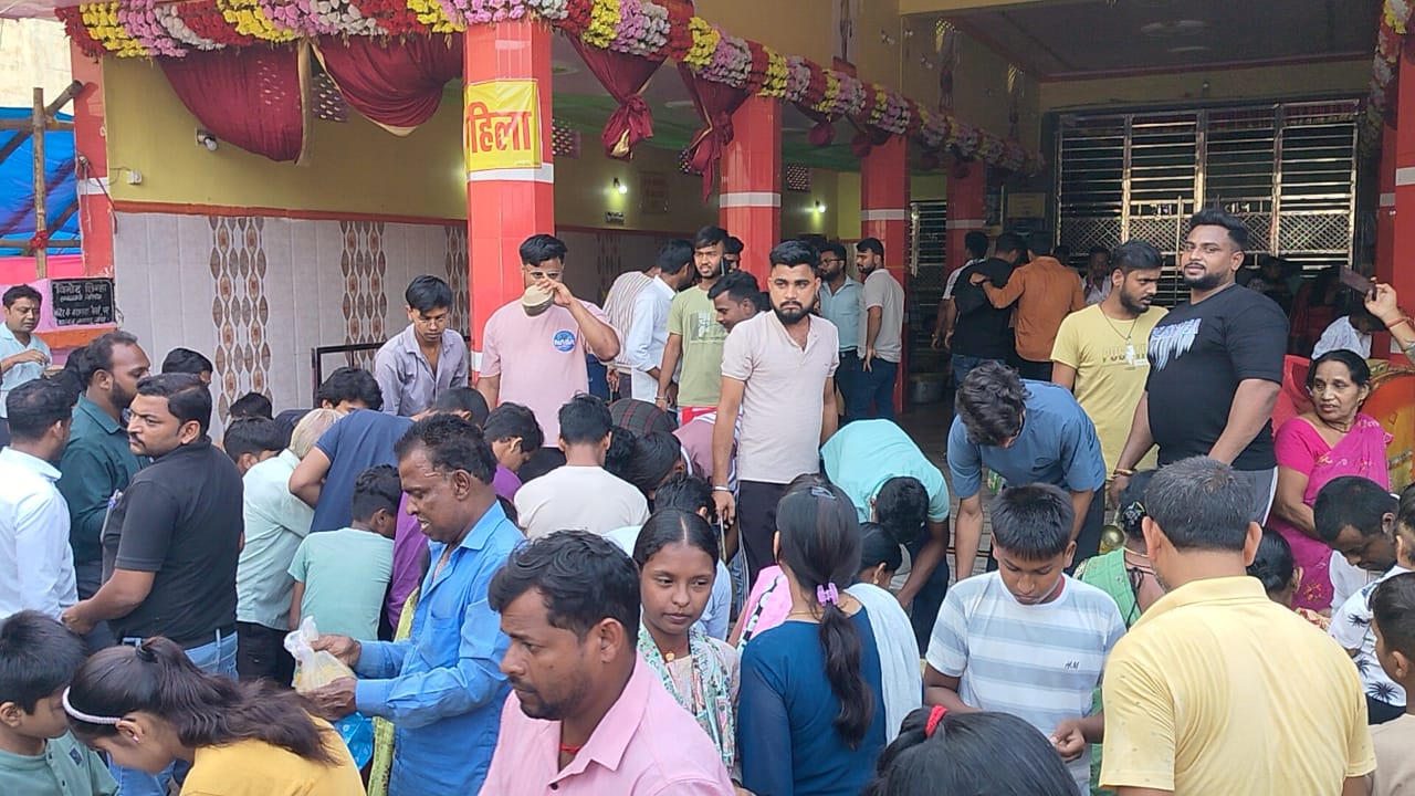 गिरिडीहः आदि दुर्गा मंडप में भव्य भंडारा, हजारों भक्तों ने खाया प्रसाद