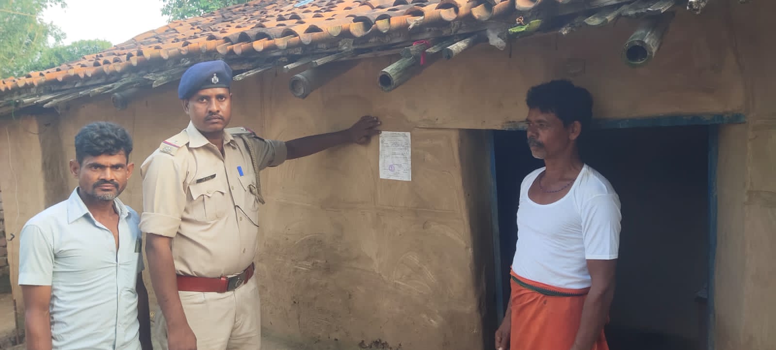 पलामूः पुलिस ने फरार अभियुक्त के घर पर चिपकाया इश्तेहार