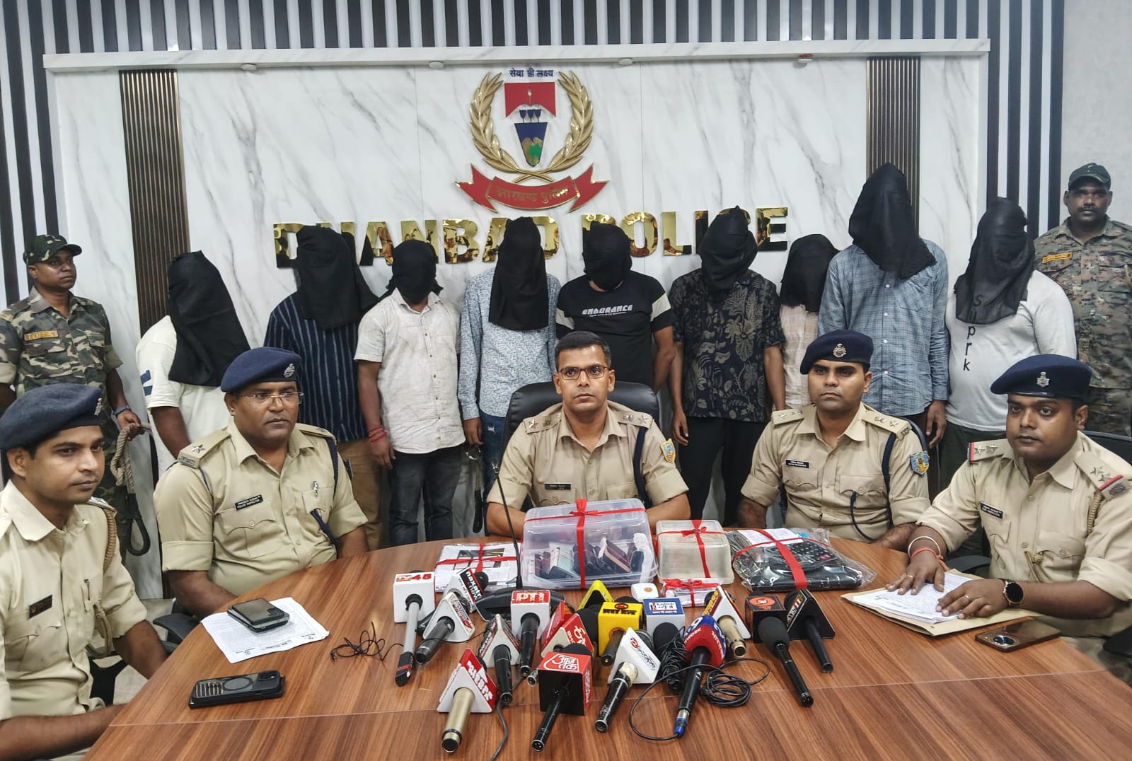 धनबादः होटल से 9 साइबर अपराधी गिरफ्तार, 5.80 लाख नकद व 17 मोबाइल जब्त