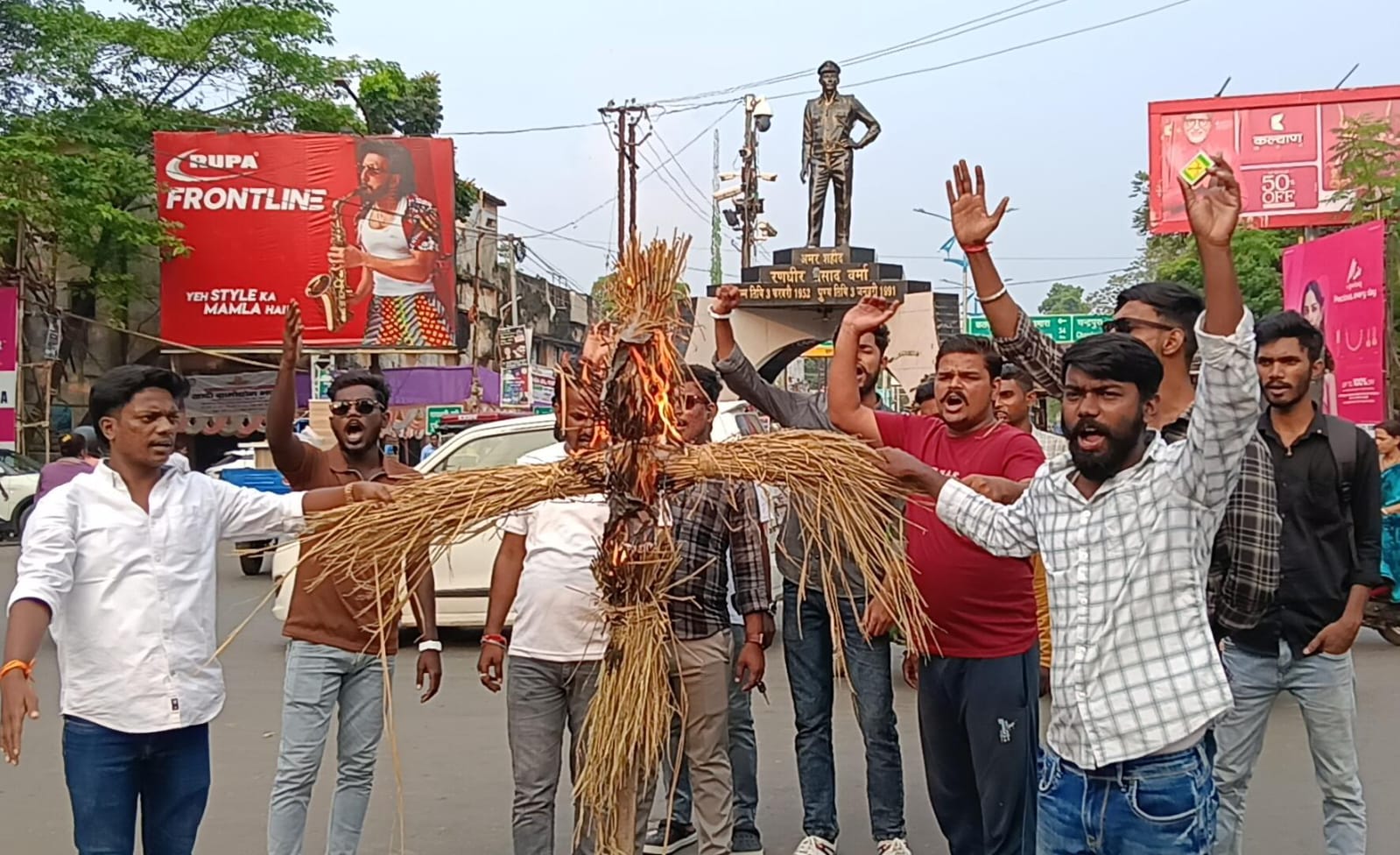 धनबादः छात्रवृत्ति मिलने में देरी पर आजसू छात्र संघ ने फूंका सीएम व मंत्री का पुतला