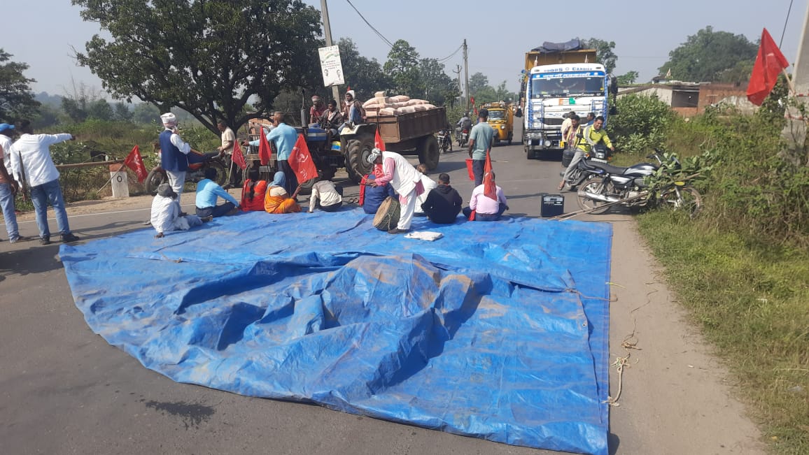 रामगढ़ः हीरक रोड की मरम्मत की मांग को लेकर माले ने ग्रामीणों के साथ किया चक्का जाम