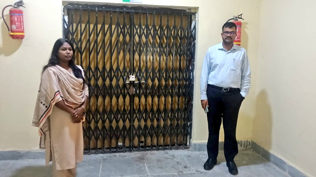 लातेहारः डीसी ने ईवीएम-वीवीपैट वेयरहाउस का किया निरीक्षण